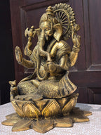 Antique Brass Finish Lord Ganesha Idol – Timeless Divine Elegance