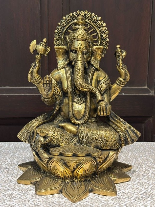 Antique Brass Finish Lord Ganesha Idol – Timeless Divine Elegance