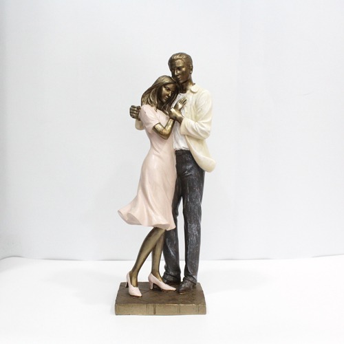Valentine Love Couple With Umbrella Statue Showpiece